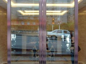 北京知春路工裝裝修 專業定制安裝玻璃隔斷、鏡子與鋼化玻璃門的全方位指南